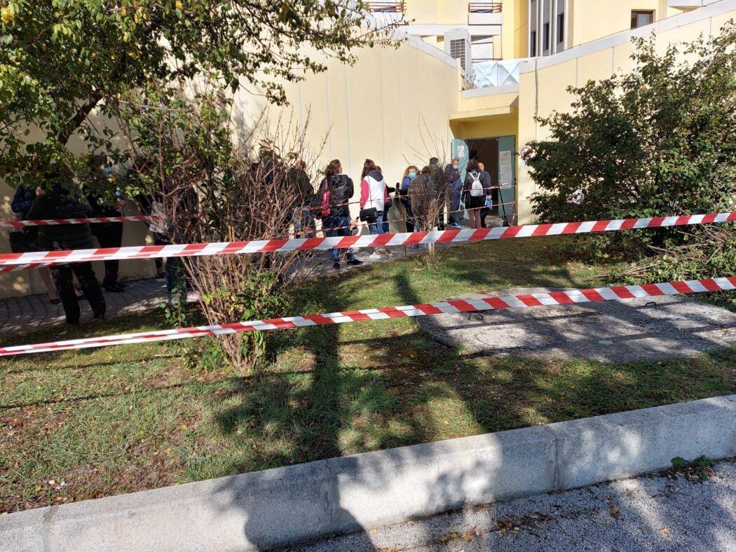 L’AQUILA: EX ONPI, LUNGHE CODE E DISAGI, “GENTE ESASPERATA E RISCHIO ASSEMBRAMENTI”