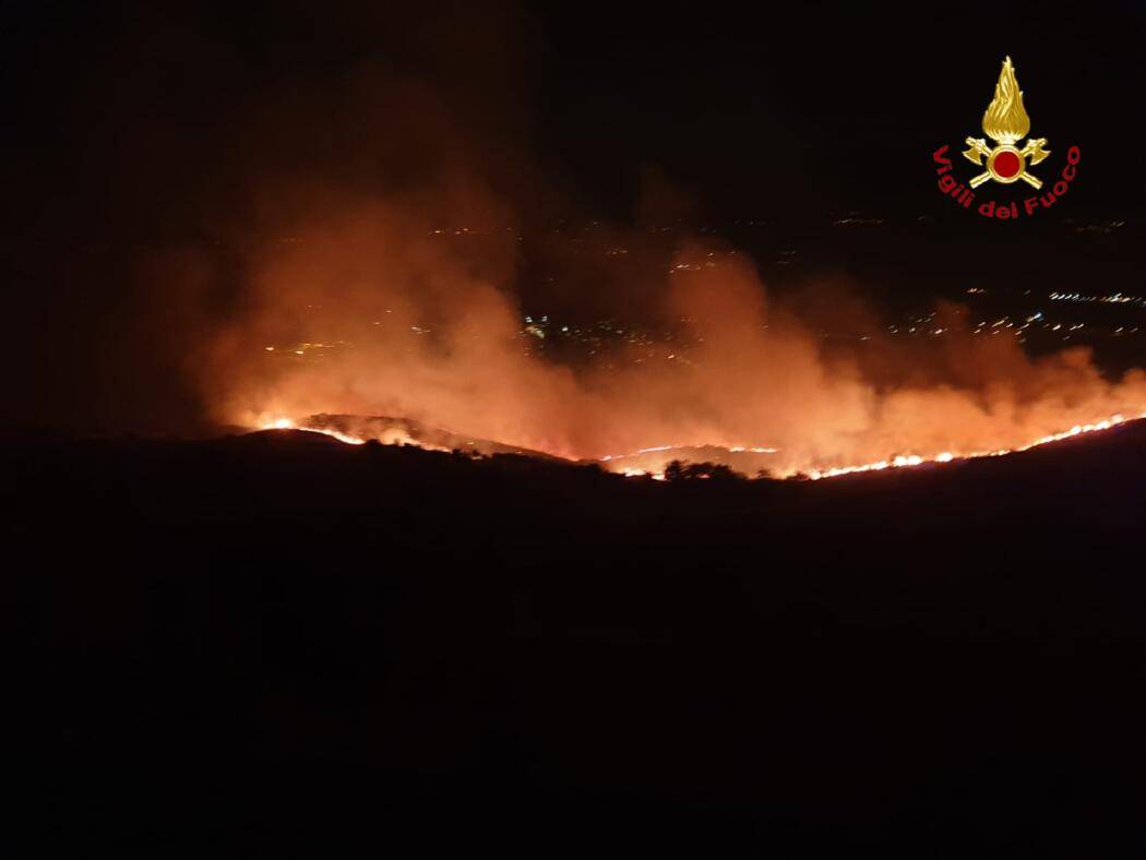 INCENDIO A TORRE DE’ PASSERI: VIGILI DEL FUOCO A LAVORO TUTTA LA NOTTE, OPERAZIONI ANCORA IN CORSO