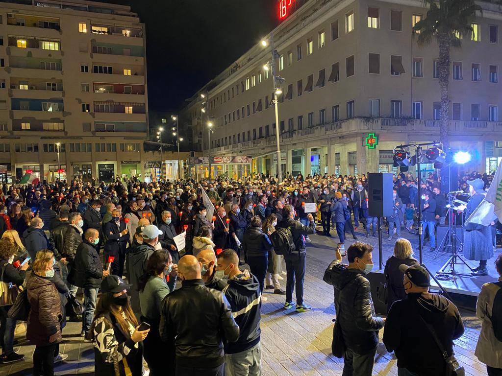 COVID: IN CENTINAIA A PESCARA CONTRO DPCM, MOMENTI DI TENSIONE