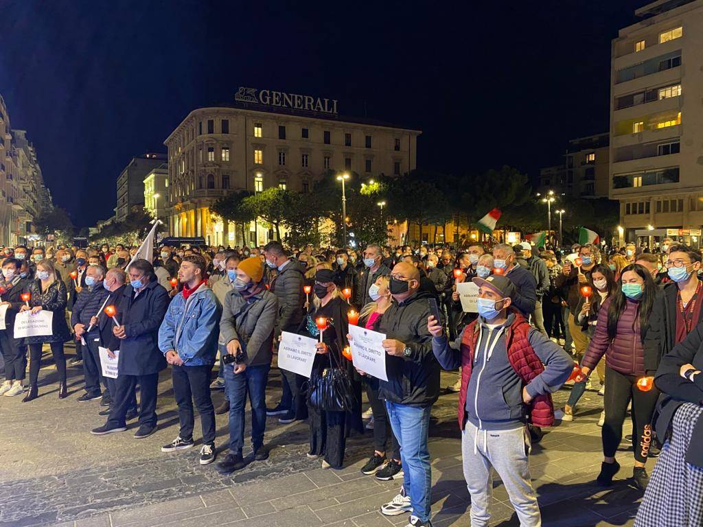 DPCM: RISTORATORI IN PIAZZA IN TUTTA ITALIA, TENSIONI A PESCARA E ALTRE CITTA’, A L’AQUILA SFILA UNA BARA