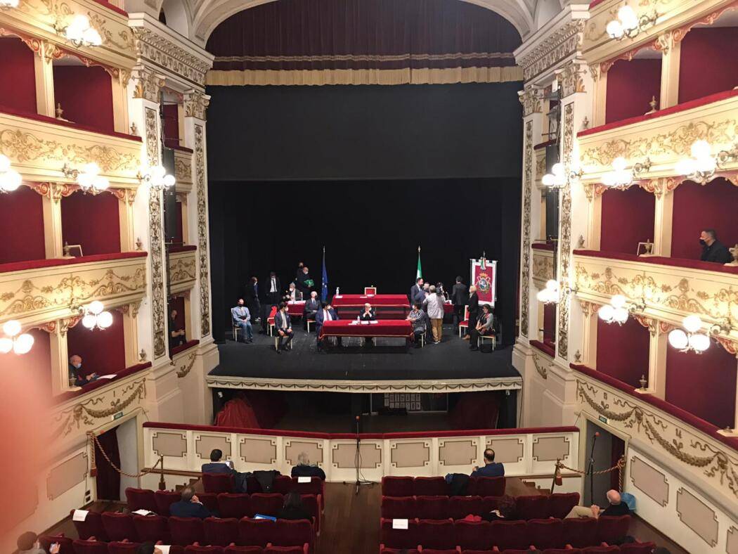 CHIETI: PRIMO CONSIGLIO COMUNALE IN TEATRO, LUIGI FEBO ELETTO PRESIDENTE