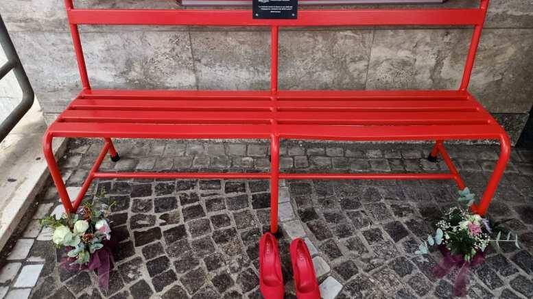DISTRETTO SANITARIO DI AVEZZANO: COLLOCATA ALL’INGRESSO LA PANCHINA ROSSA CONTRO VIOLENZA DELLE DONNE