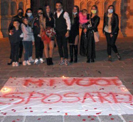 L’AQUILA, PROPOSTA DI MATRIMONIO A SORPRESA DAVANTI A COLLEMAGGIO
