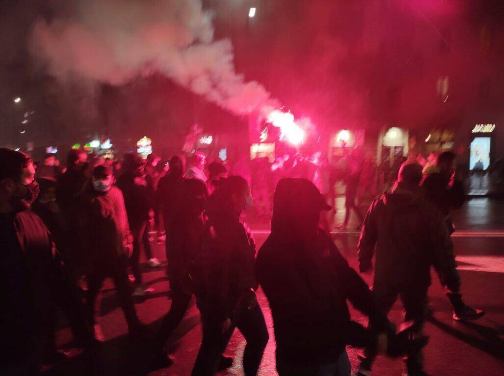 COVID: PROTESTA A MILANO, LANCIO LACRIMOGENI, SASSI E PETARDI CONTRO SEDE REGIONE