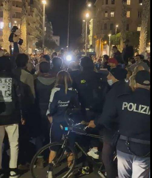COVID: TENSIONI A PESCARA, CORTEO VERSO PREFETTURA, SINDACO COSTRETTO AD ALLONTANARSI