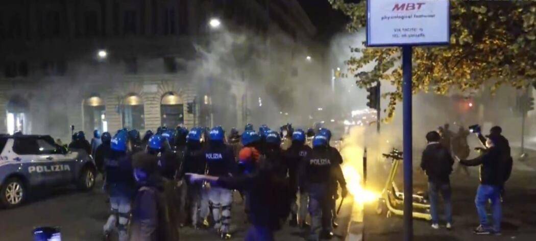 COVID: TENSIONI A ROMA, BOMBE CARTA E CASSONETTI INCENDIATI