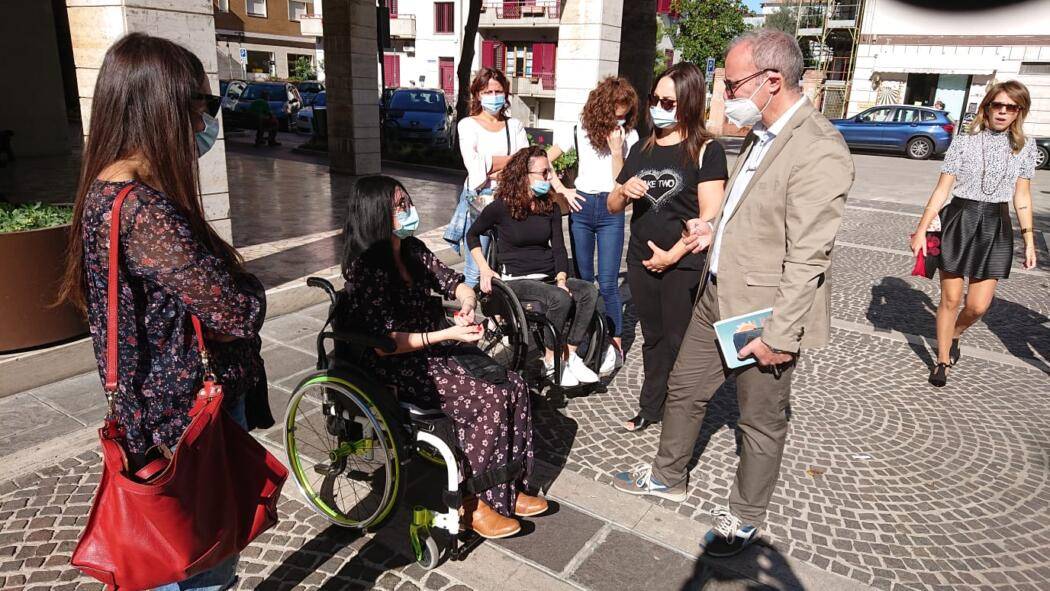 PINETO SENZA BARRIERE, PASSEGGIATA IN CENTRO DI CPO E AMMINISTRAZIONE COMUNALE PER UNA CITTA’ PIU’ ACCESSIBILE
