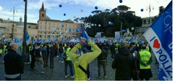 “BASTA AGGRESSIONI A DONNE E UOMINI IN DIVISA”: SINDACATO POLIZIA L’AQUILA IN PIAZZA A ROMA