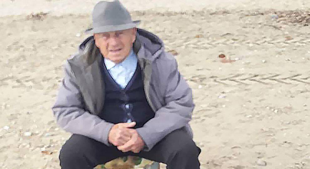 GIULIANOVA: E’ TORNATO IN SPIAGGIA PASQUALE DI MARCO, IL VECCHIO CHE GUARDA IL MARE