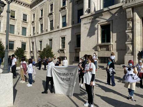 DPCM: CENTRI DANZA E PALESTRE PROTESTANO A PESCARA, SIT-IN IN PIAZZA ITALIA CONTRO CHIUSURE
