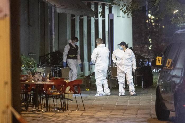 VIENNA, QUATTRO MORTI E 17 FERITI. UCCISO TERRORISTA SIMPATIZZANTE DELL’ISIS