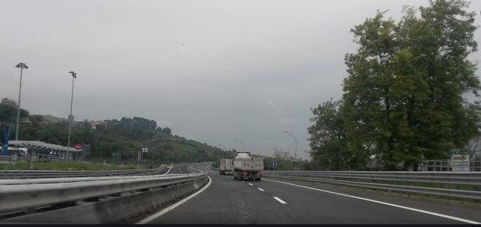 VIAGGIA PER ORE AGGRAPPATO SOTTO UN TIR, ACCERTAMENTI SU GIOVANE STRANIERO