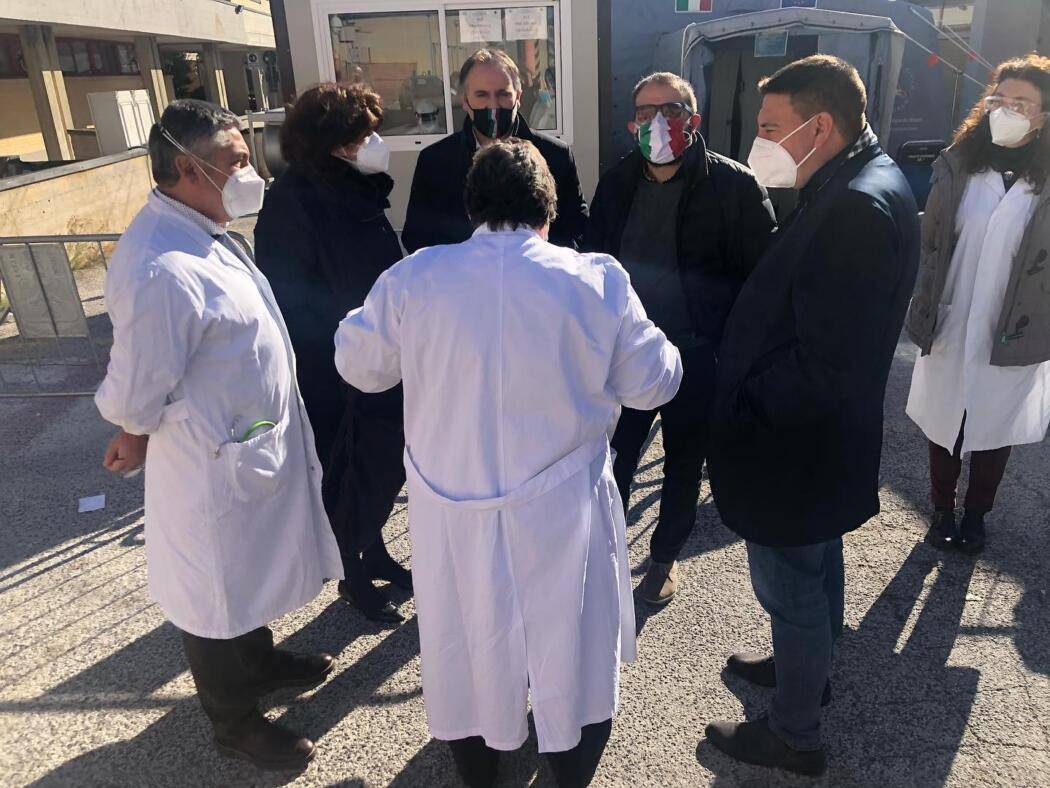 COVID L’AQUILA: “BLITZ” DI BIONDI E LIRIS IN OSPEDALE, “PERSONALE SOTTO PRESSIONE”