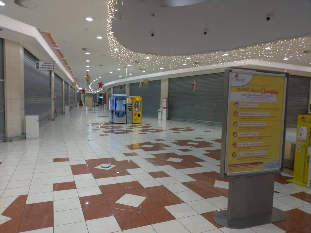 CENTRI COMMERCIALI, ANCHE A L’AQUILA SARACINESCHE ABBASSATE CONTRO CHIUSURE NEI WEEKEND