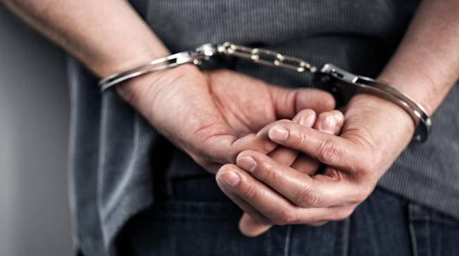 PESCARA, DANNEGGIA AUTOVETTURE IN ZONA STAZIONE: ARRESTATA 33ENNE