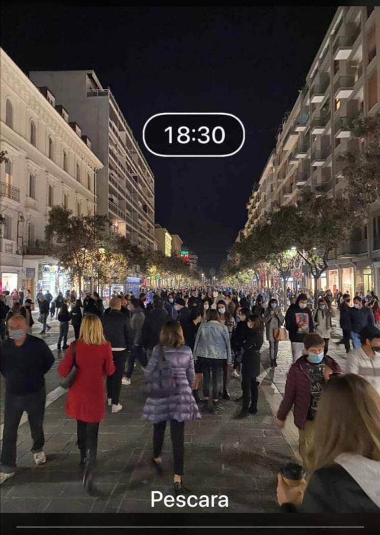 COVID PESCARA: POLEMICHE PER ASSEMBRAMENTI IN CENTRO, ORA STRADE VUOTE