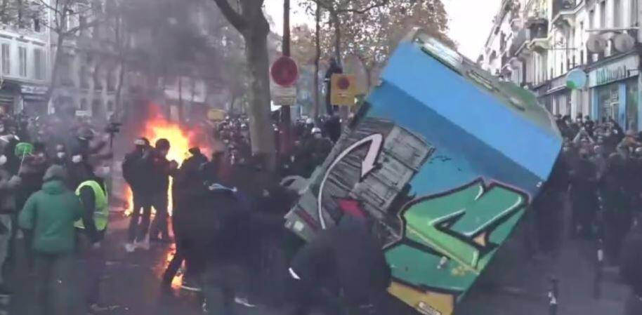 FRANCIA: SCOPPIA PROTESTA CONTRO LEGGE SULLA SICUREZZA, A MIGLIAIA NELLE STRADE. SCONTRI E FERITI