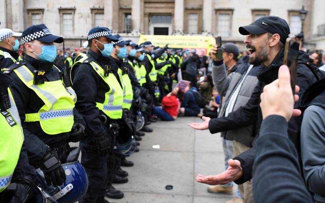COVID E MARCIA PER LE LIBERTA’: GIORNATA DI SCONTRI, 60 ARRESTI A LONDRA, LACRIMOGENI E SASSAIOLE A PARIGI
