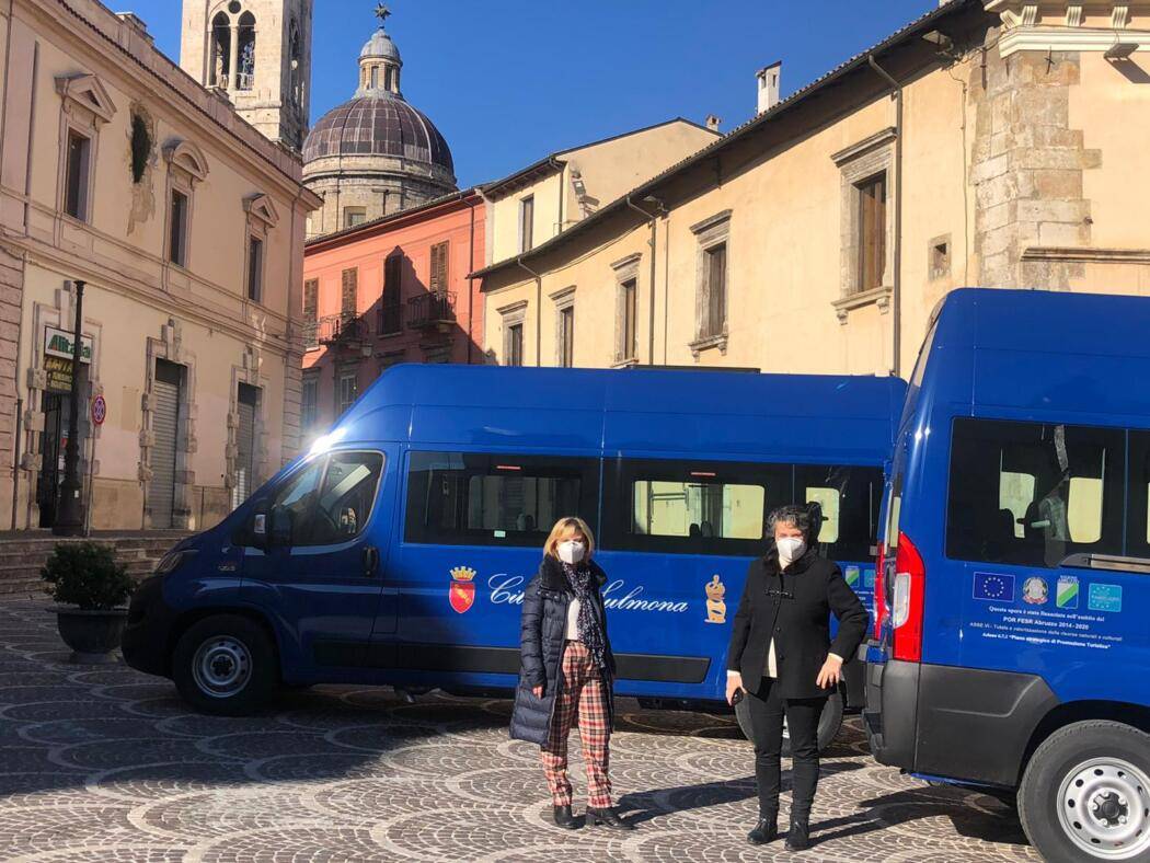 SULMONA: DUE PULMINI CONSEGNATI AL COMUNE, UNO HA PEDANA PER DISABILI