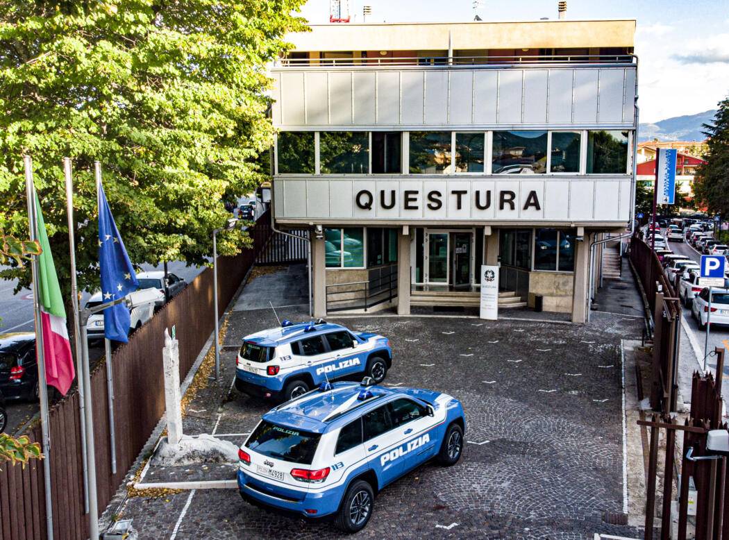 L’AQUILA, AGENTE FUORI SERVIZIO ARRESTA DUE SPACCIATORI