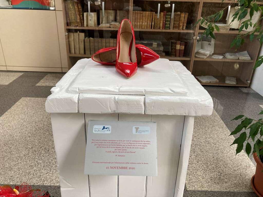 TERAMO: IN TRIBUNALE UN PAIO DI SCARPE ROSSE CONTRO LA VIOLENZA SULLE DONNE