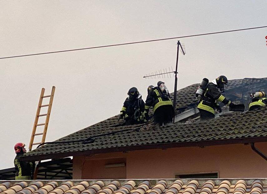 CITTA SANT’ANGELO: INCENDIO IN SOTTOTETTO, VIGILI DEL FUOCO DOMANO LE FIAMME