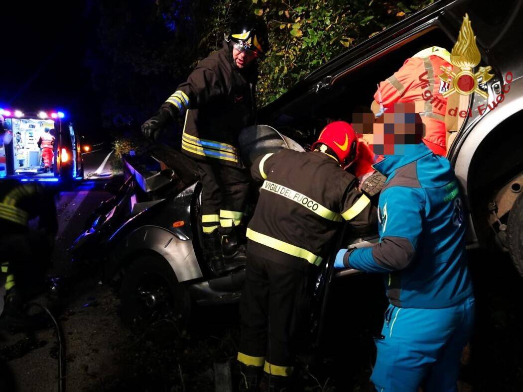 ALANNO: INCIDENTE SULLA TIBURTINA, CONDUCENTE INCASTRATO NELLE LAMIERE AUTO