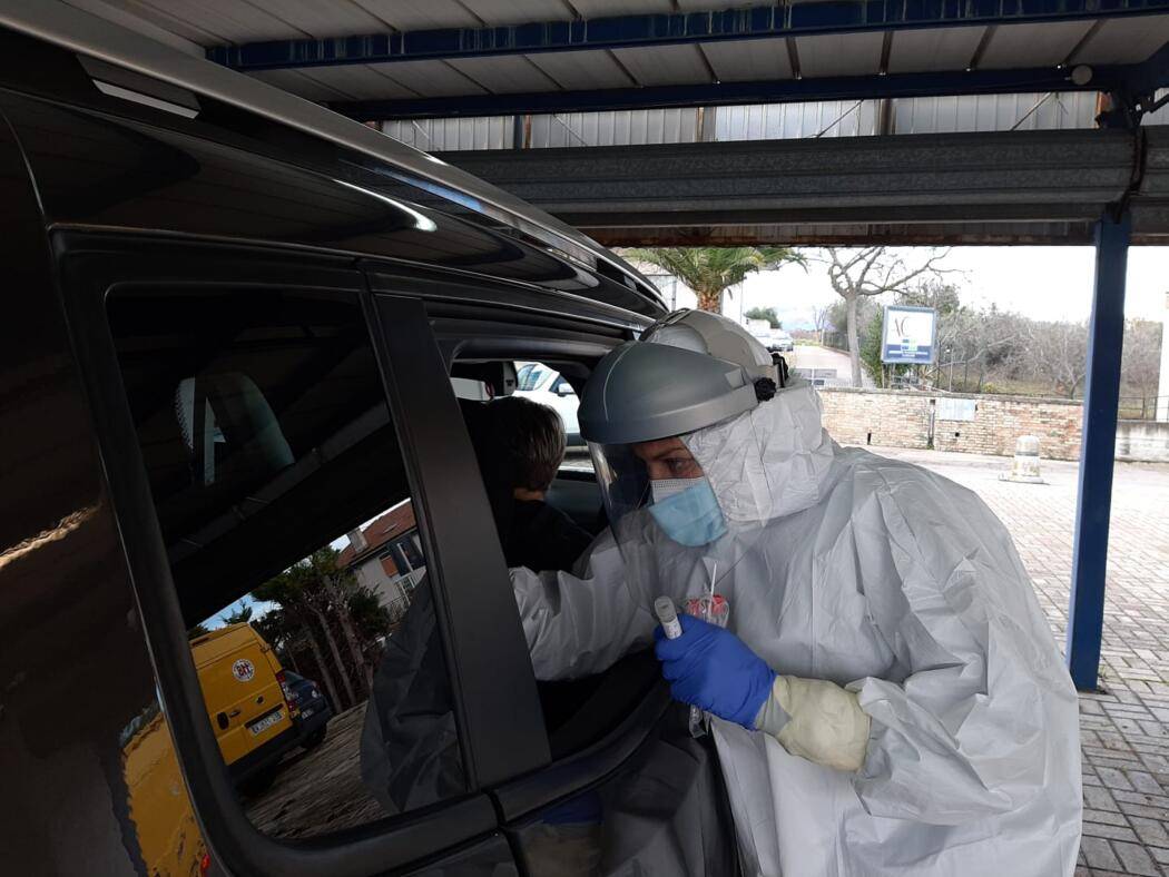 COVID: DA DOMANI VIA MASCHERINE, MA ALLERTA VARIANTE, IN ABRUZZO 29 CONTAGI E ZERO MORTI