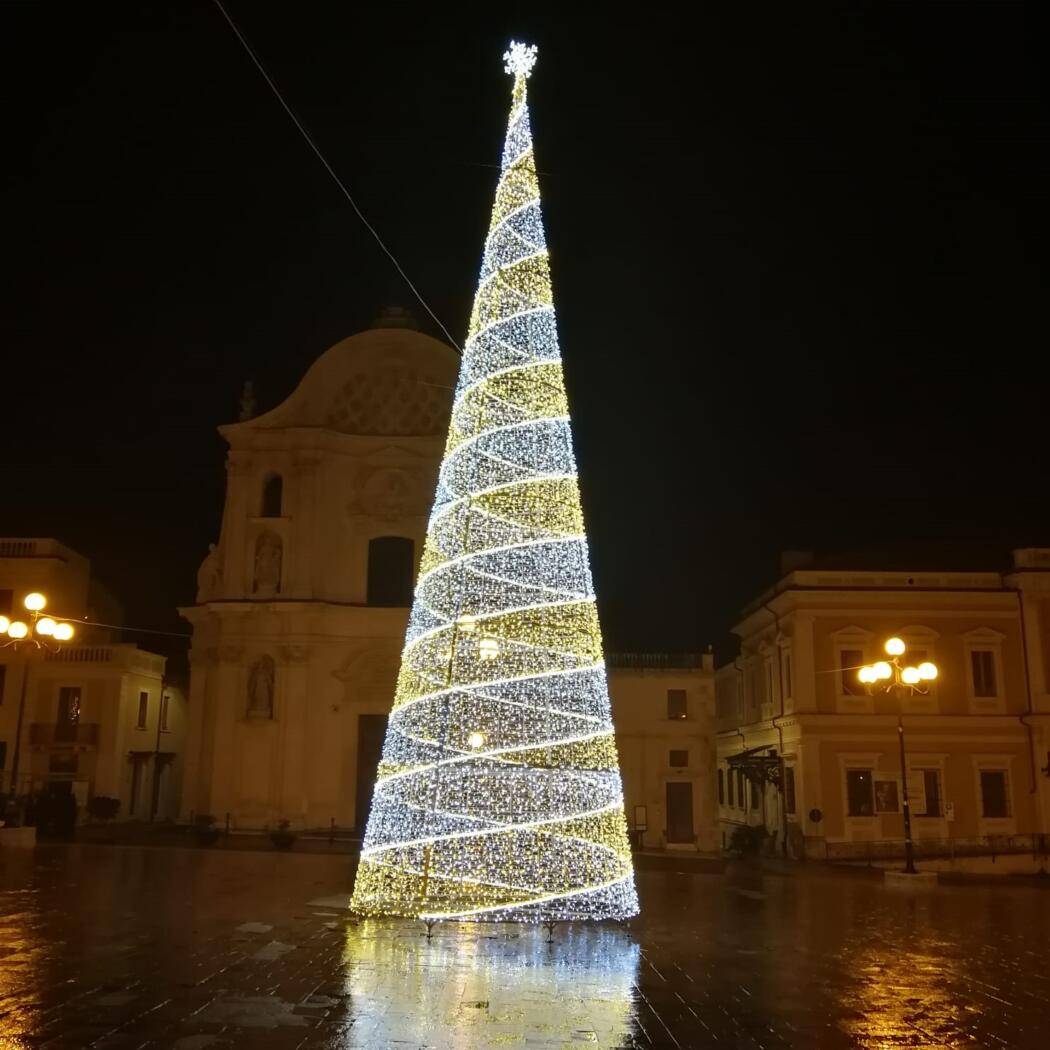 L’AQUILA: SI ACCENDE L’ALBERO IN PIAZZA DUOMO
