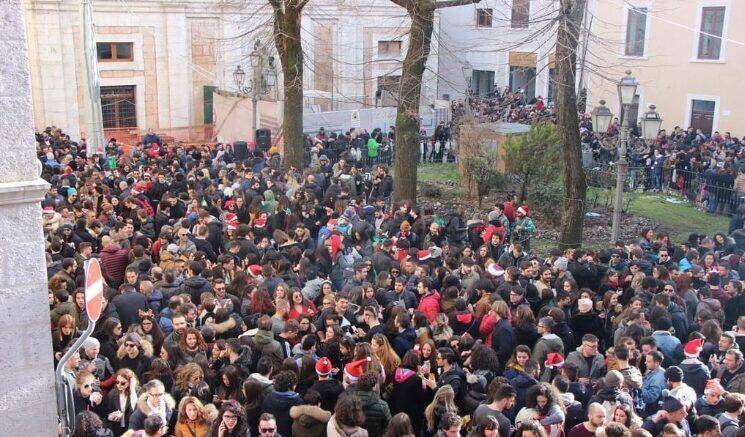 STRETTA SULL’APERITIVO DELLA VIGILIA A L’AQUILA: 40 AGENTI IN STRADA E MASCHERINA OBBLIGATORIA