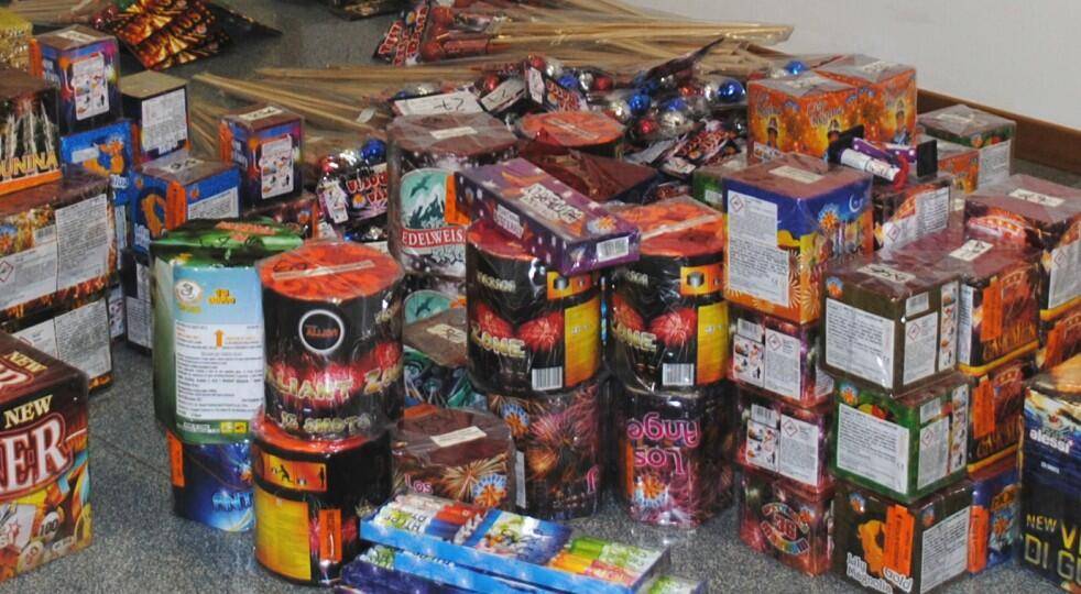 PESCARA: AVEVA IN CASA 16 KG DI BOTTI DI CAPODANNO PERICOLOSI E COCAINA, IN CELLA UN 24ENNE