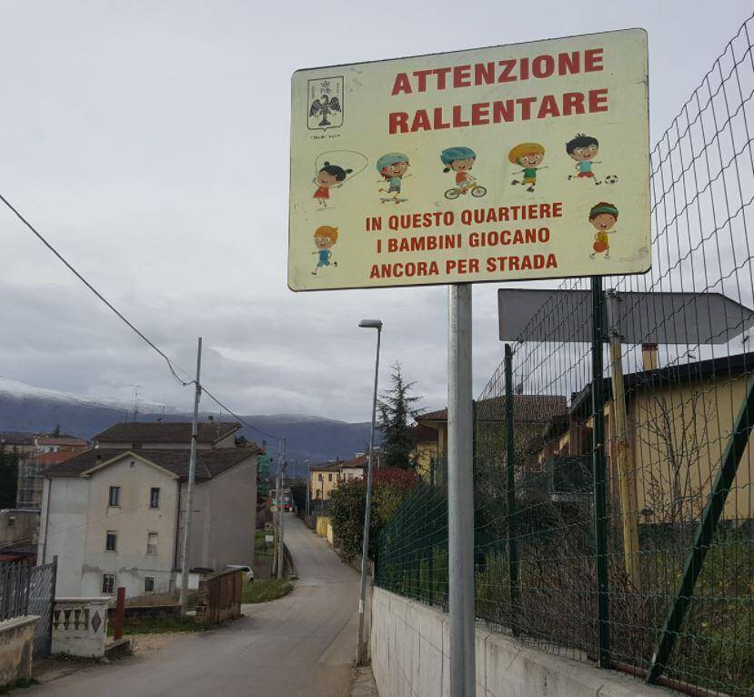 L’AQUILA: “QUI I BAMBINI GIOCANO ANCORA PER STRADA”, ARRIVANO CARTELLI IN CITTA’