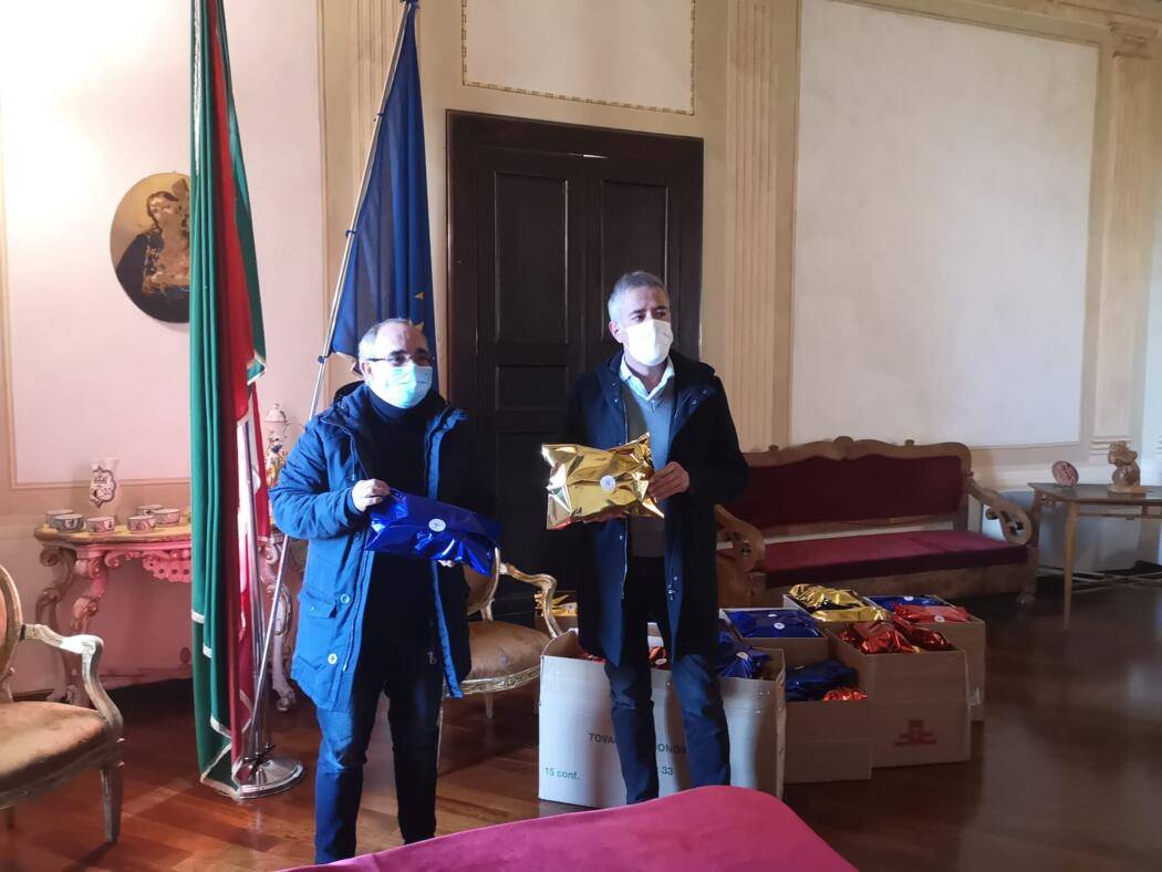 ATRI: SCHOLA CANTORUM PACINI DONA AL COMUNE DI ATRI 200 PACCHI CON GEL IGIENIZZANTE E MASCHERINE