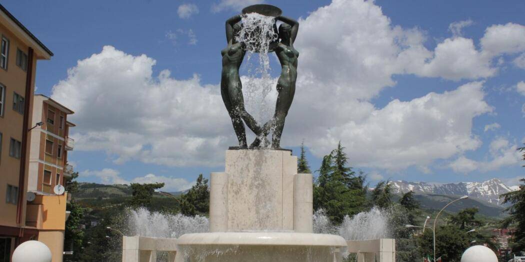 L’AQUILA, CALO TEMPERATURE: SOSPENSIONE FLUSSO D’ACQUA FONTANA LUMINOSA