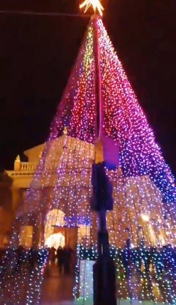 LANCIANO, SI ACCENDE L’ALBERO DI NATALE: “UN SEGNO DI SPERANZA NELL’ANNO DEL COVID”
