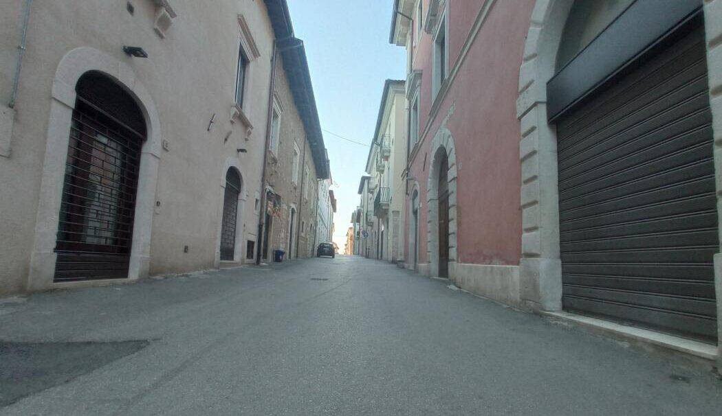 ABRUZZO ZONA ROSSA PER UN GIORNO NEGOZI CHIUSI E RABBIA DEI COMMERCIANTI
