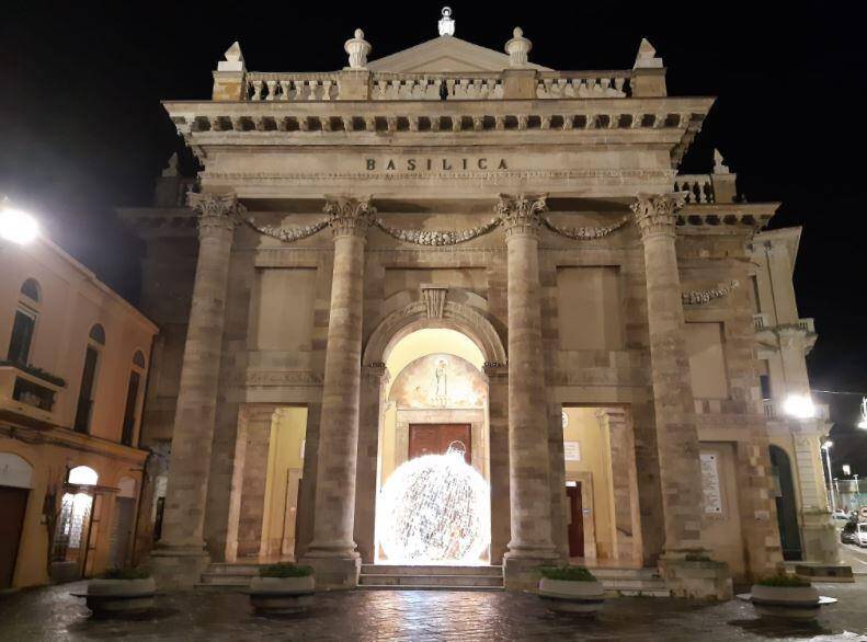 LANCIANO: LA SFERA CON LA NATIVITA’ ILLUMINA LA CATTEDRALE
