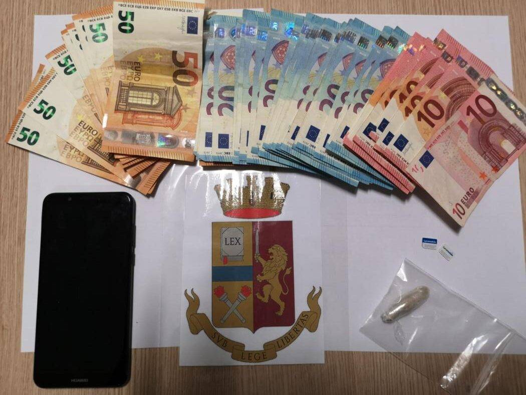 L’AQUILA: DROGA, POLIZIA ARRESTA GIOVANE NIGERIANO MENTRE SPACCIA EROINA VICINO HOTEL AMITERNUM