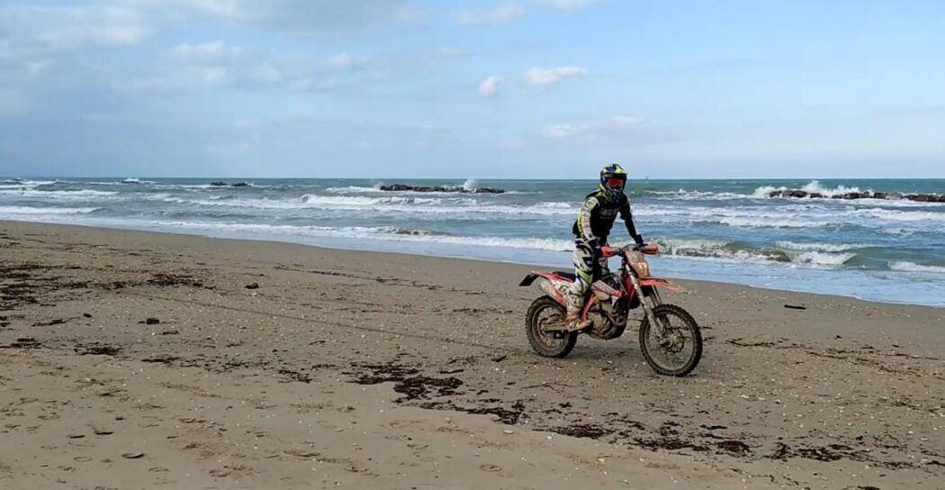 ORTONA, SPIAGGIA COME PISTA DA MOTOCROSS: “UNA VERGOGNA”