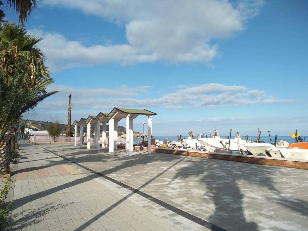 FOSSACESIA: ULTIMATI LAVORI DELLA “PIAZZETTA DEI PESCATORI” SUL LUNGOMARE