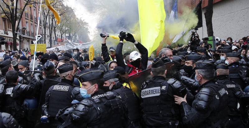 LEGGE SICUREZZA GLOBALE, NUOVI SCONTRI A PARIGI TRA MANIFESTANTI PER IL “NO” E POLIZIA