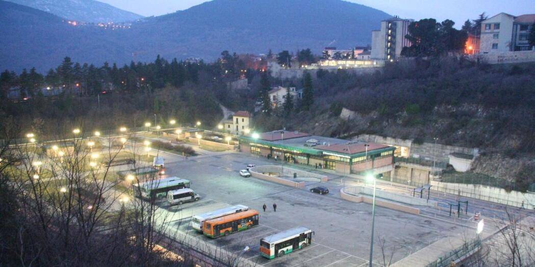 L’AQUILA, RAGAZZO AGGREDITO E DERUBATO AL TERMINAL DI COLLEMAGGIO