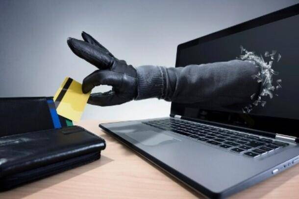 GUIDA SICURA PER GLI ACQUISTI ONLINE: SHOPPING NATALE, CONSIGLI POLIZIA POSTALE CONTRO TRUFFE