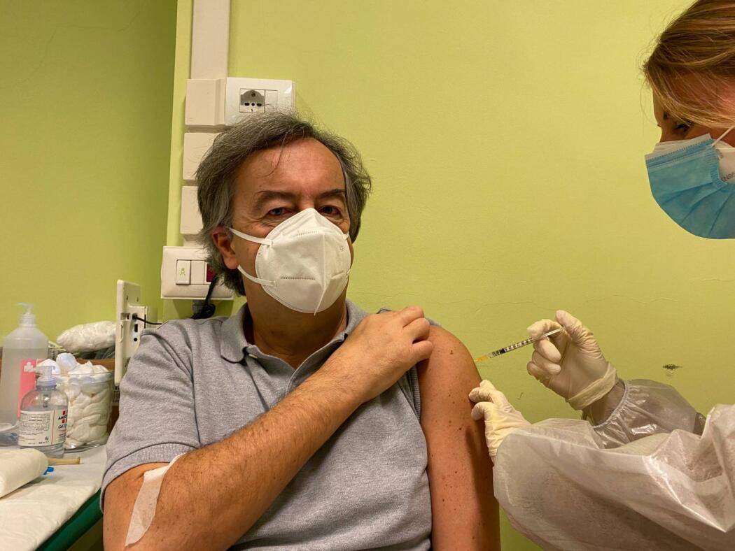 COVID, BURIONI AD ASTRAZENECA: “FIDUCIA IN VACCINI CRUCIALE, NON DISTRUGGERLA”