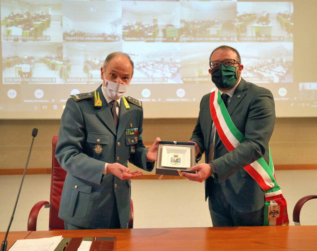 L’AQUILA, SCUOLA GDF: IL SINDACO INCONTRA I 930 ALLIEVI MARESCIALLI DEL 92ESIMO CORSO