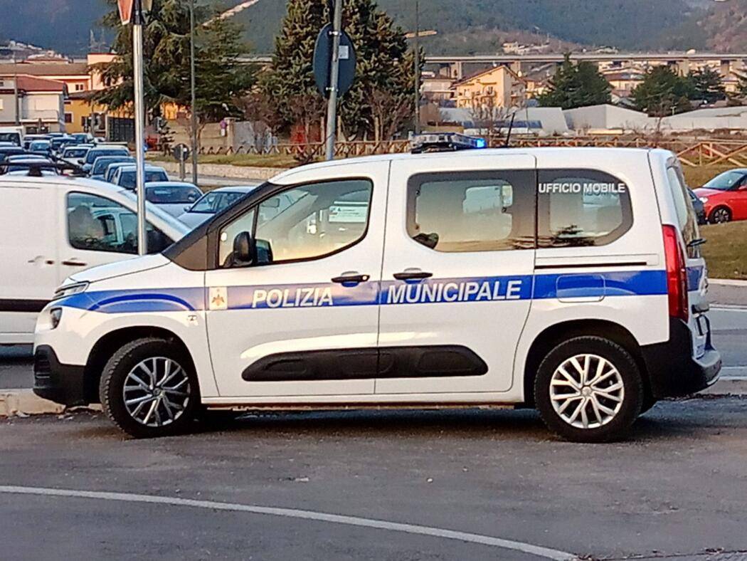 L’AQUILA, INCIDENTE TRA VIALE DUCA DEGLI ABRUZZI E VIA ROMA: DUE AUTO DISTRUTTE MA NESSUN FERITO