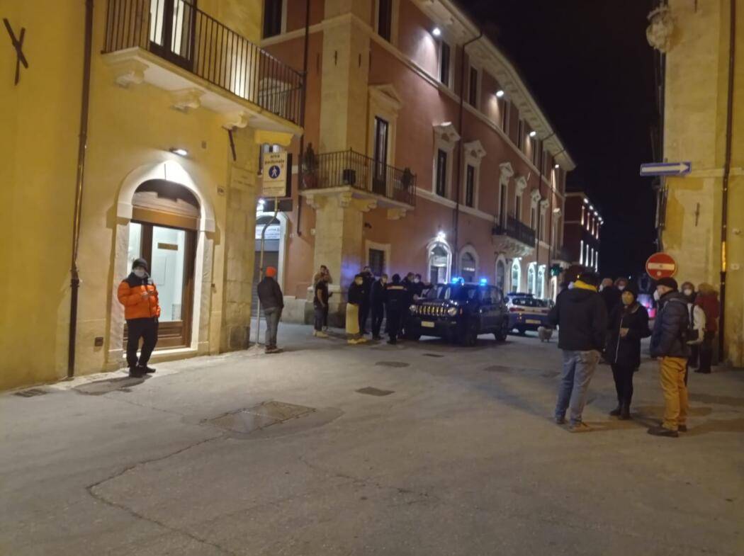 COVID L’AQUILA: PROROGATO DIVIETO STAZIONAMENTO E CONSUMO BEVANDE IN CENTRO