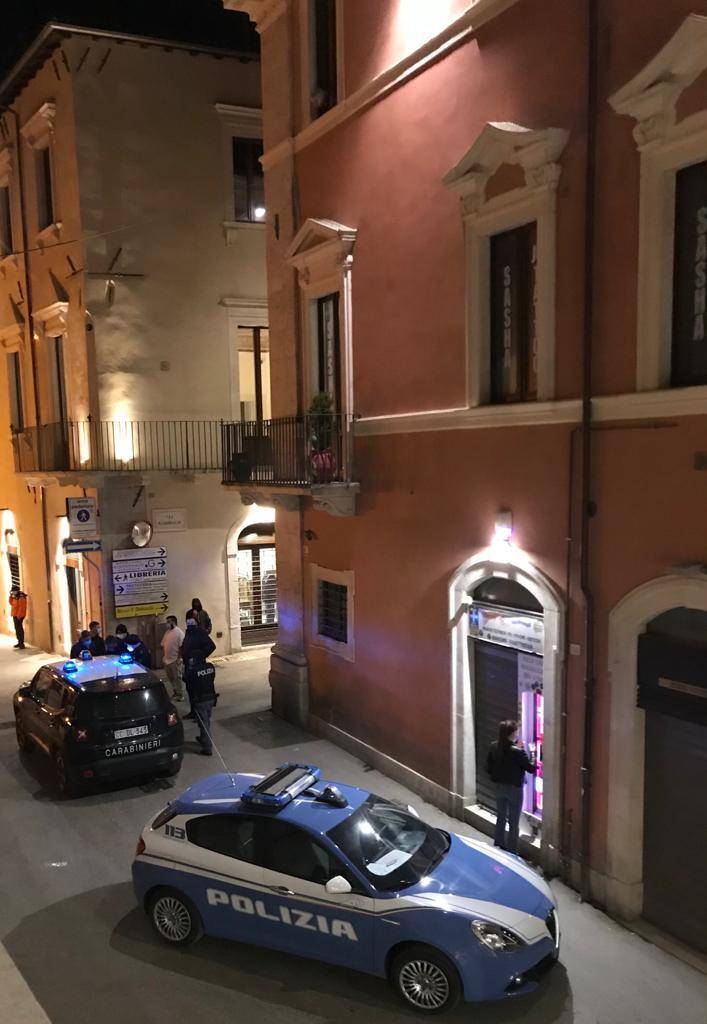 L’AQUILA, GRAVE LESIONE ALL’OCCHIO DOPO RISSA IN CENTRO: CONFERMATA CONDANNA GIOVANE AGGRESSORE