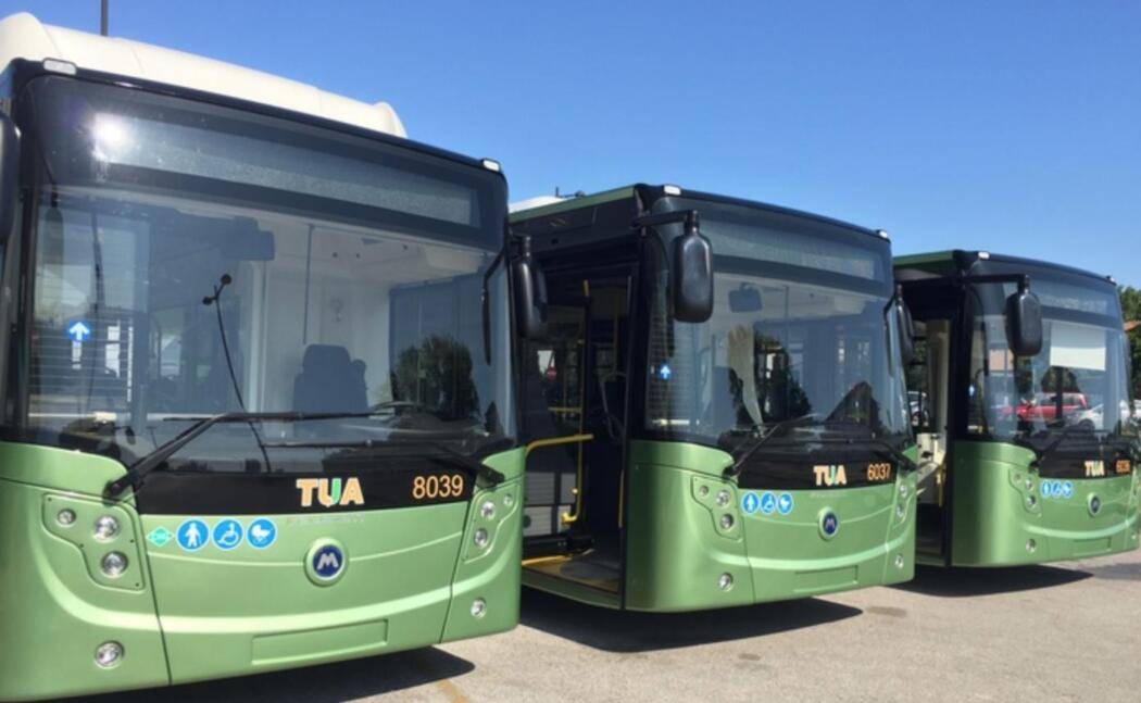 TRA “UTENTI LASCIATI A PIEDI” E “BUS VUOTI”, CAOS TRASPORTI E TAGLIO CORSE: E’ SCONTRO