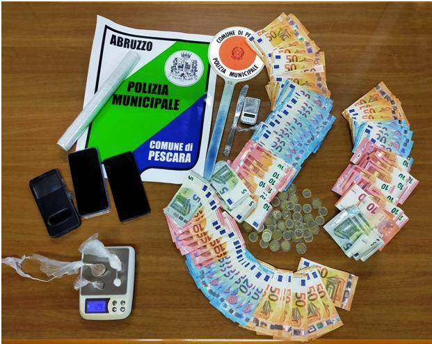 PESCARA: APPARTAMENTO TRASFORMATO IN CENTRALE DI SPACCIO EROINA E COCA, ARRESTATA DONNA 50ENNE
